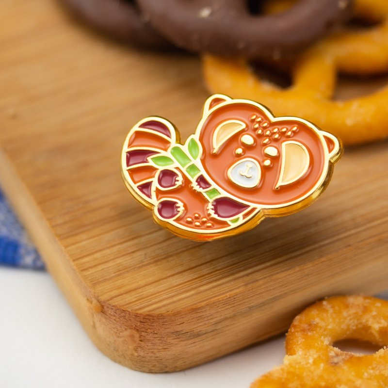 Red Pretzel Panda Enamel Pin - 胸针 - 其他金属 红色