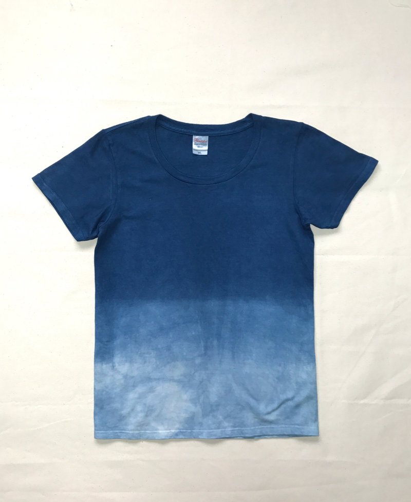 Indigo dyed indigo - SEA TEE blue gradation - 女装 T 恤 - 棉．麻 蓝色