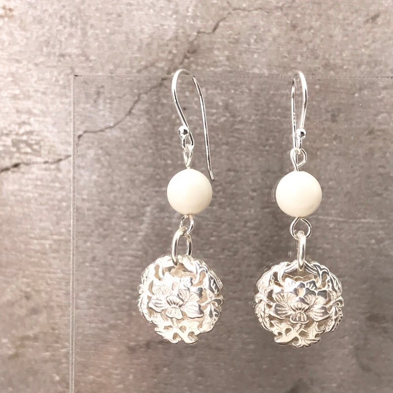 E41010 纯银复古玫瑰花 925 防敏感施华洛水晶耳环 - 耳环/耳夹 - 其他金属 白色