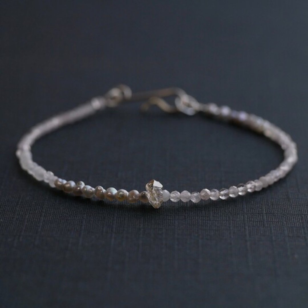 Oil in Quartz&amp; Akoya keshi-pearl,Moon stone Bracelet - 手链/手环 - 宝石 白色