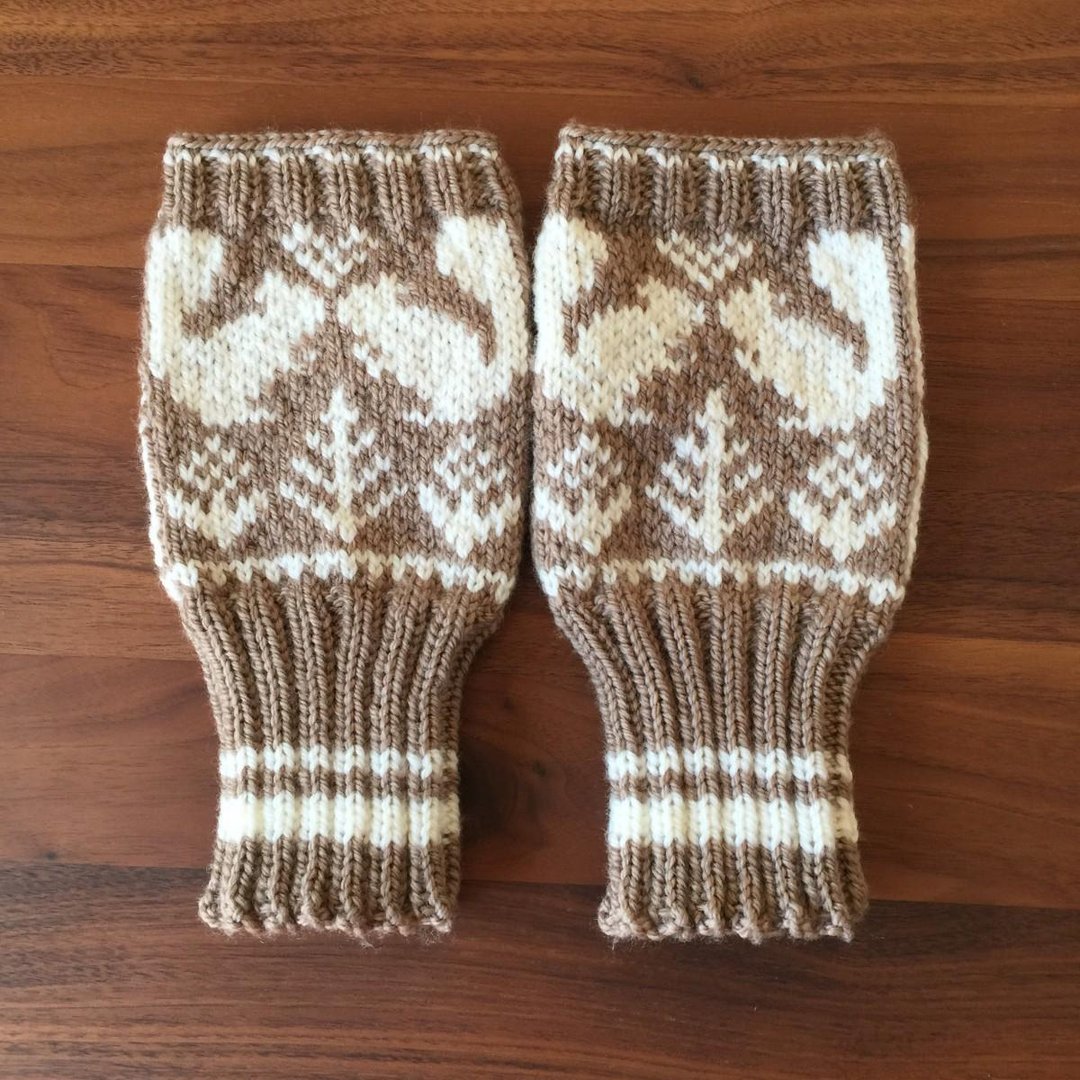 Hand warmer with a squirrel and forest motif - 手套 - 羊毛 卡其色