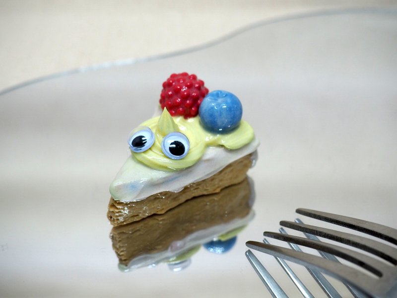 奶油莓果蛋糕小怪兽 陶艺戒指台 - 摆饰 - 陶 黄色