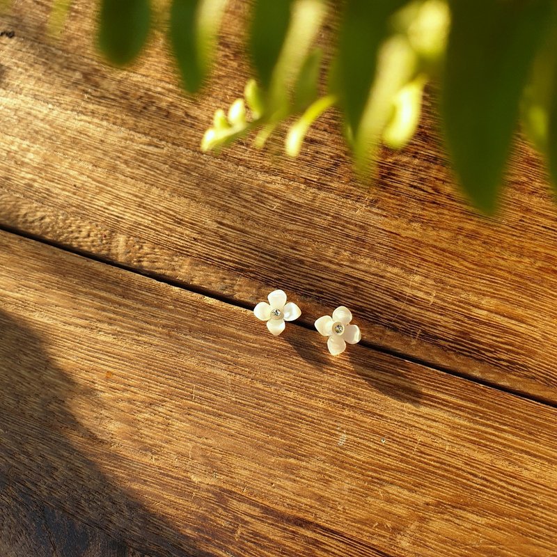 │蝶贝贝雕│四照花朵朵开耳环 - 耳环/耳夹 - 贝壳 白色