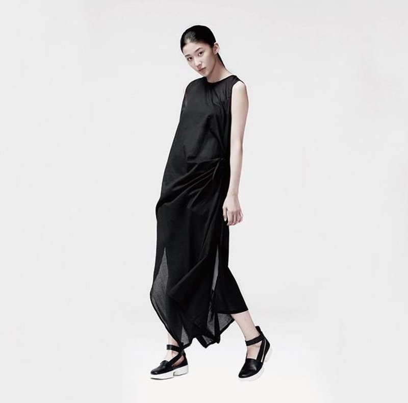 TRAN - 薄透平织长版背心 - 洋装/连衣裙 - 棉．麻 黑色