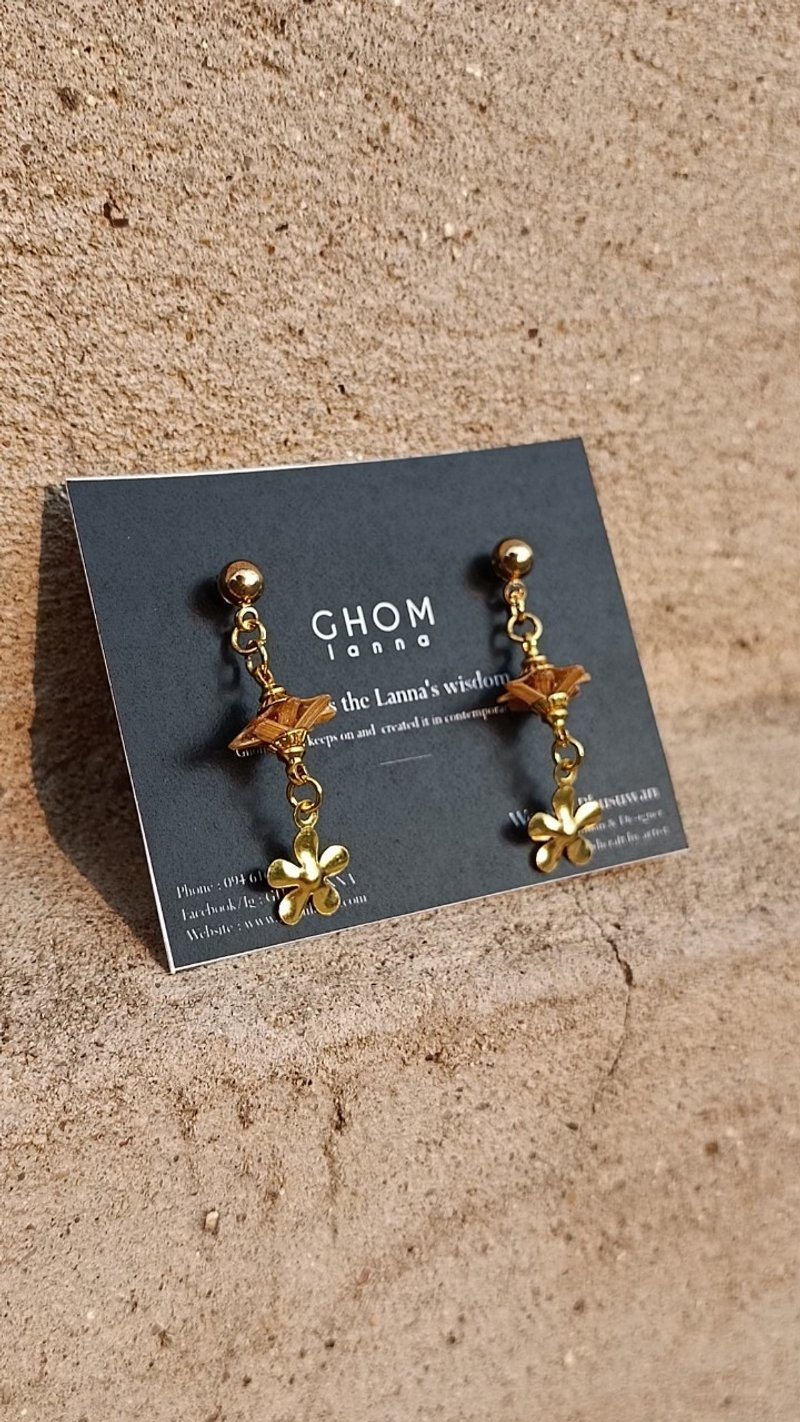 Sailom Rayib 花朵耳环 (Sailom Rayib 花朵耳环) - 耳环/耳夹 - 竹 金色