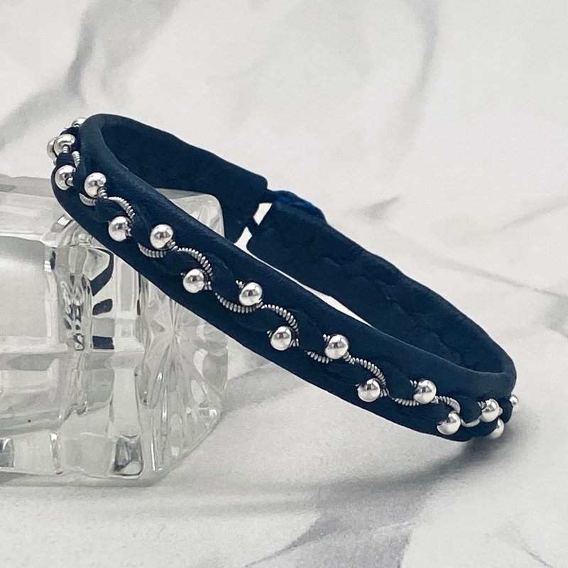 由真皮制成的窄红色手镯。 萨米红皮手镯 - 手链/手环 - 真皮 黑色