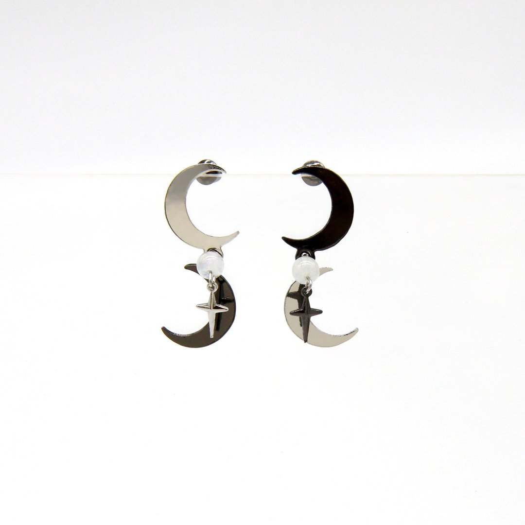 Lunar Hare 双色银月耳环 - 耳环/耳夹 - 铜/黄铜 