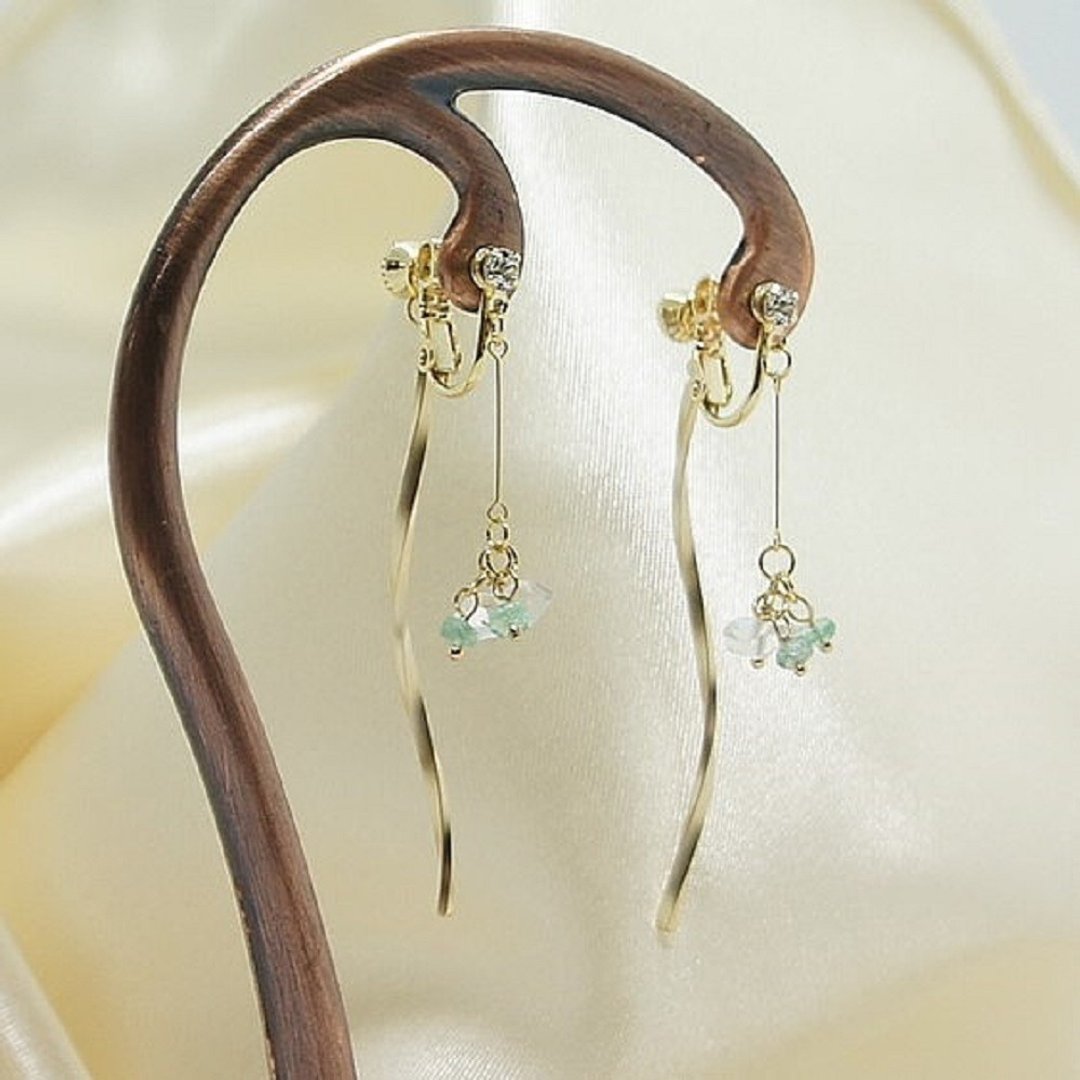 A Swinging  with Emerald and herkimer Diamonds Earrings (Pierced or Clip-On) - 耳环/耳夹 - 钻石 绿色