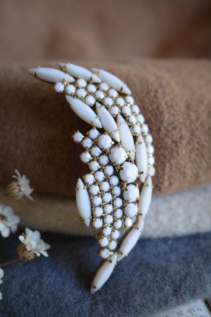 古董 Vintage-密镶白牛奶玻璃别针 A58 - 胸针 - 其他金属 金色