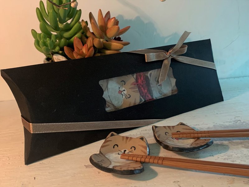 【筷子X酱碟筷架】超幸福快乐礼盒(酱碟筷架2入+筷子两双) - 筷子/筷架 - 陶 多色