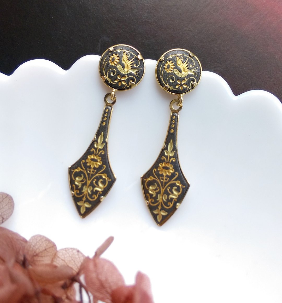 【西洋古董饰品 】Japan Damascene 飞鸟 花藤纹 针式耳环 - 耳环/耳夹 - 其他材质 金色