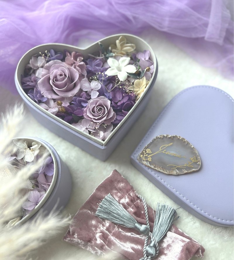 生日限定【客制化礼物套装】西洋书法玛瑙+永生花心型皮盒 - 干燥花/捧花 - 植物．花 