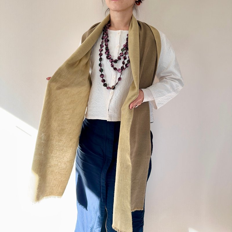 杨梅和洋甘菊手工染色披肩，亚麻和羊毛混纺，提供模印染色图案 - 围巾/披肩 - 棉．麻 卡其色