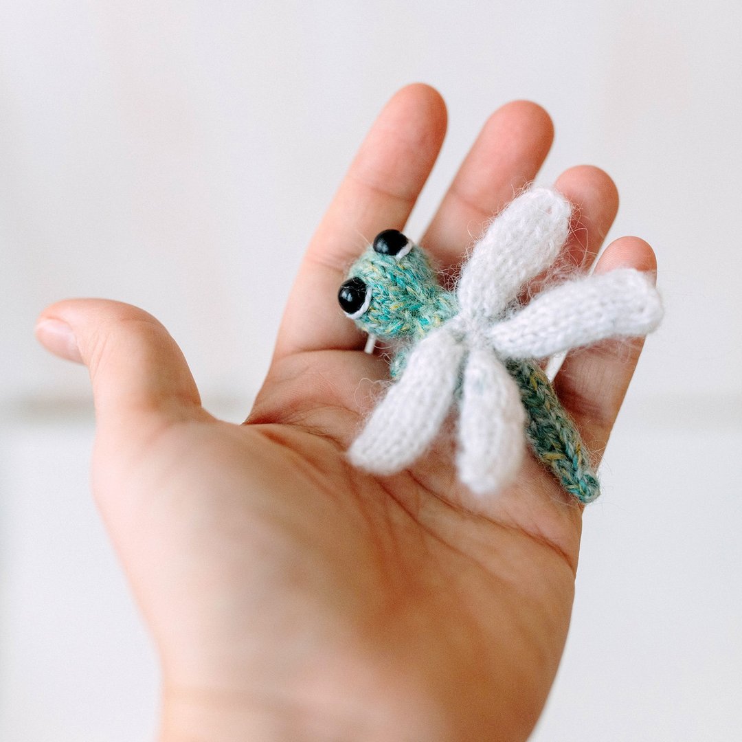 Tiny Dragonfly knitting pattern. Knitted insect step by step tutorial. DIY minia - 手工艺教程/工具书 - 其他材质 