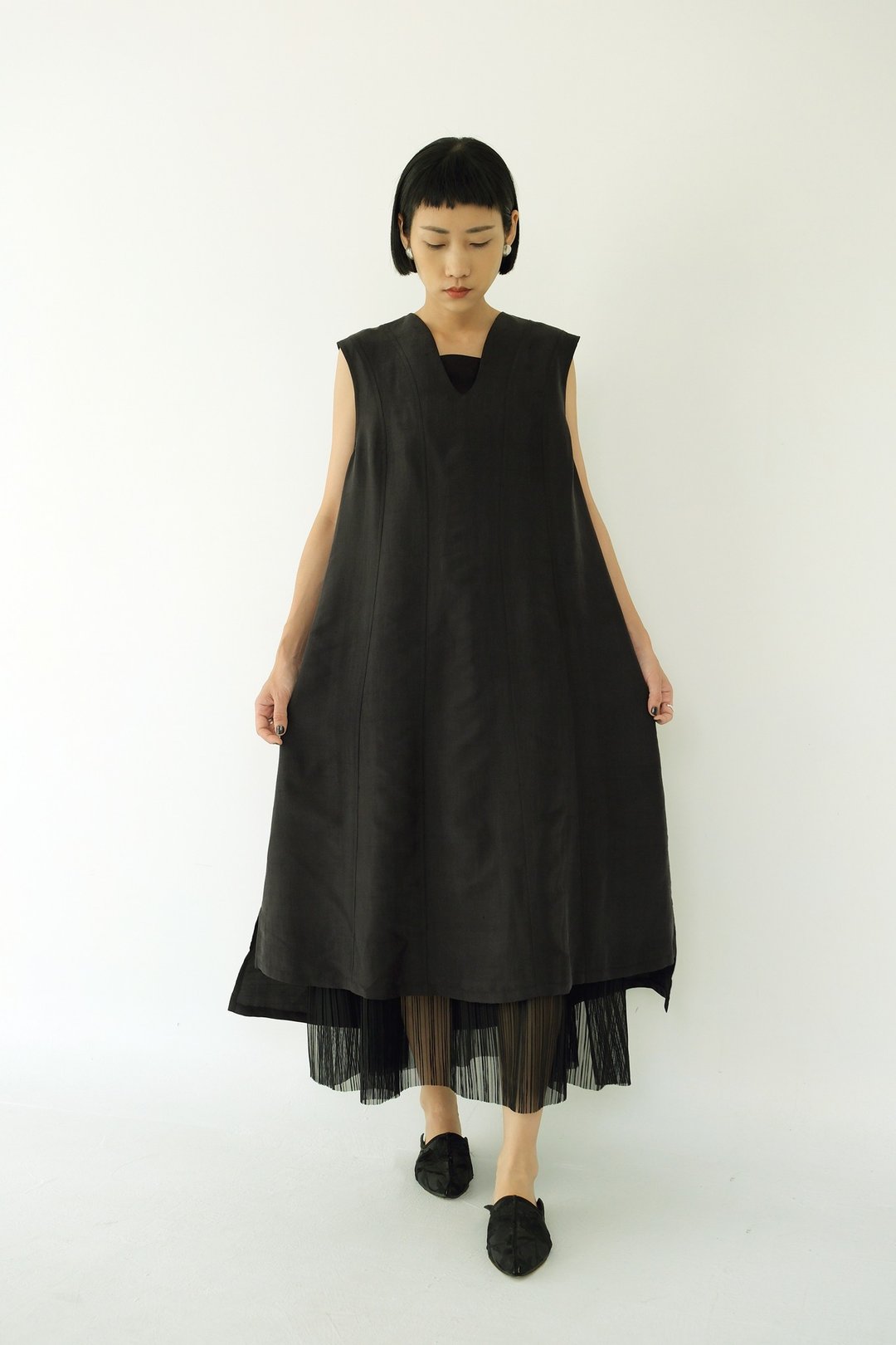 川 衣 WEAR BEING  蚕丝拼接裁片背心洋装  墨黑 - 女装背心 - 丝．绢 黑色