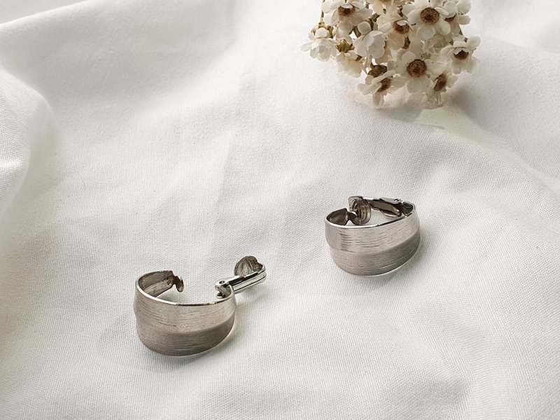 【美国带回 西洋古董饰品/ 西洋老件】1980年代复古月弯耳环 - 耳环/耳夹 - 其他金属 