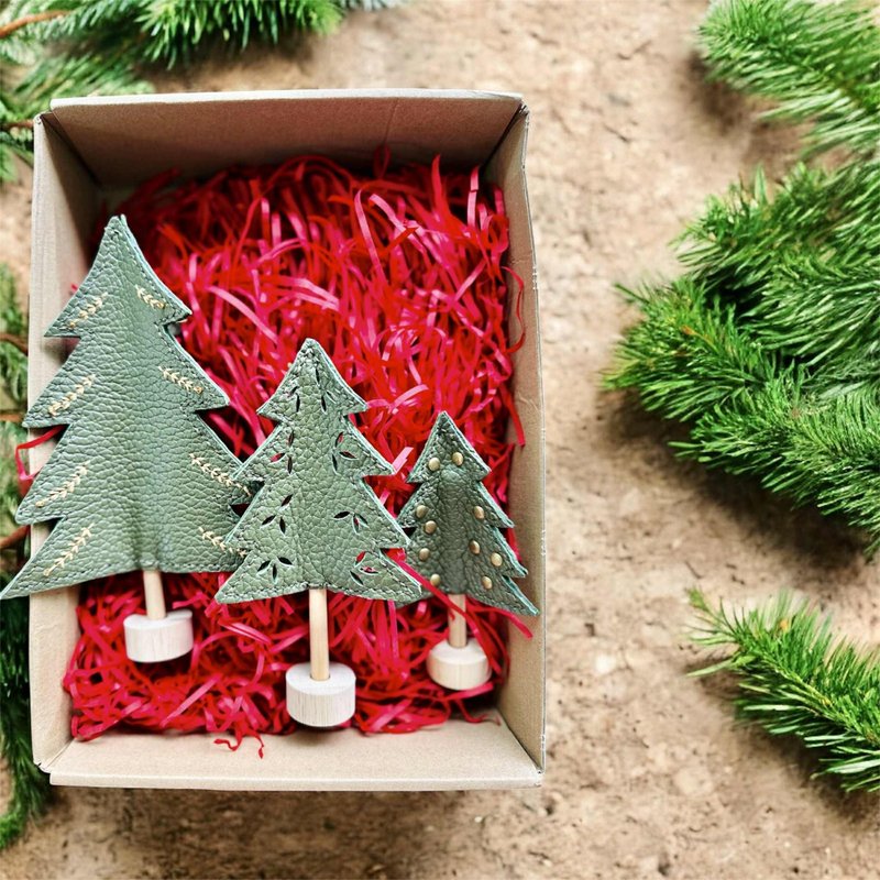 荔枝纹牛皮手工缝制圣诞树组合，为圣诞与新年节庆增添温馨布置。 - 摆饰 - 真皮 绿色