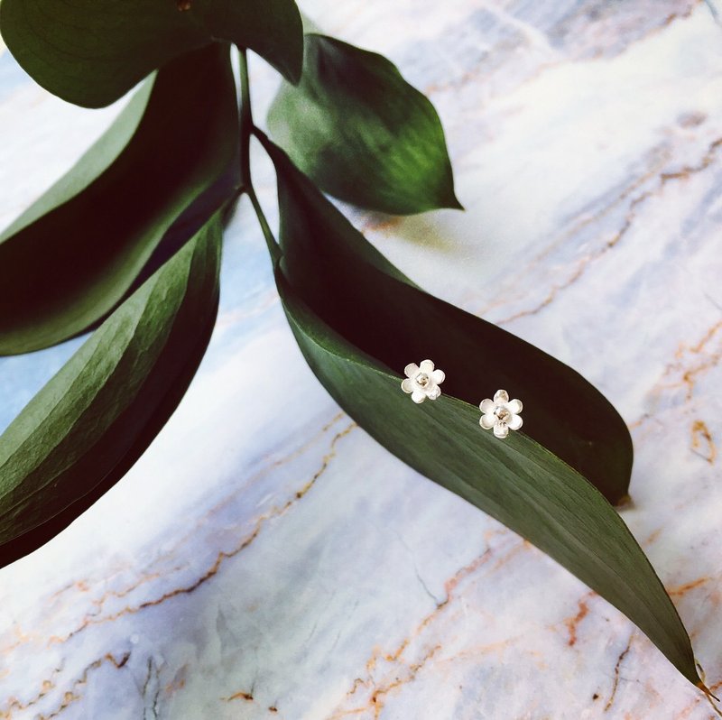 925纯银 / 花系列 • 栀子花耳针 • 永恒的爱 - 耳环/耳夹 - 纯银 银色