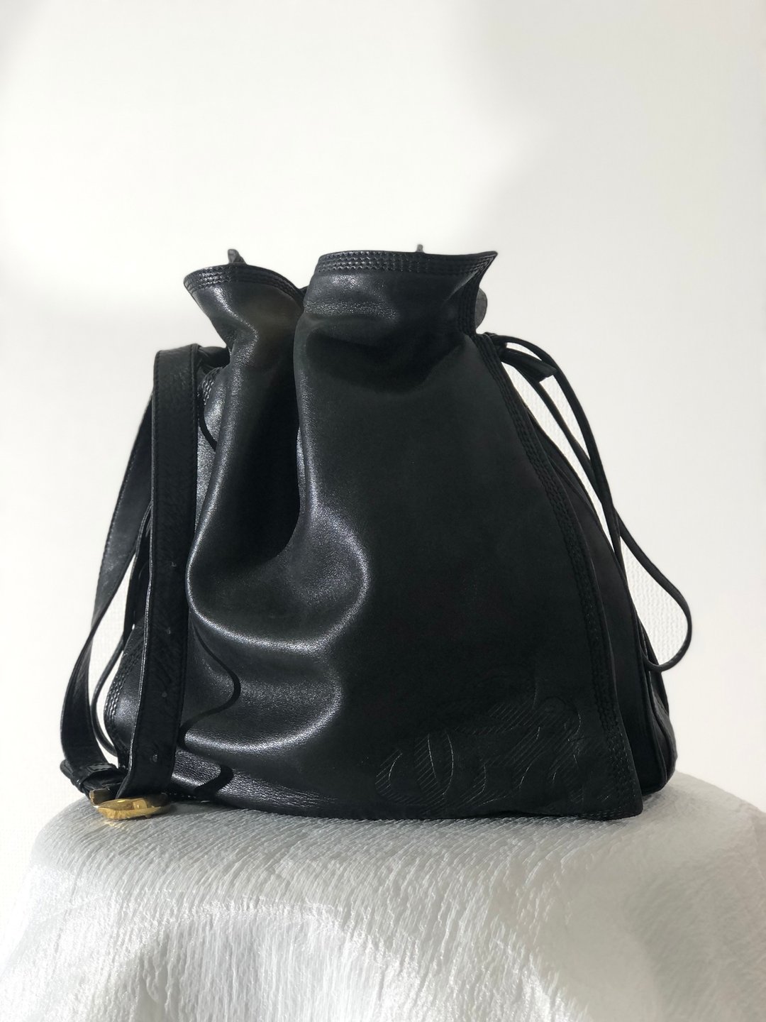 【日本直送，名牌二手包装】LOEWE Anagram Nappa 皮革抽绳单肩包黑复古 hzn8br - 侧背包/斜挎包 - 真皮 黑色