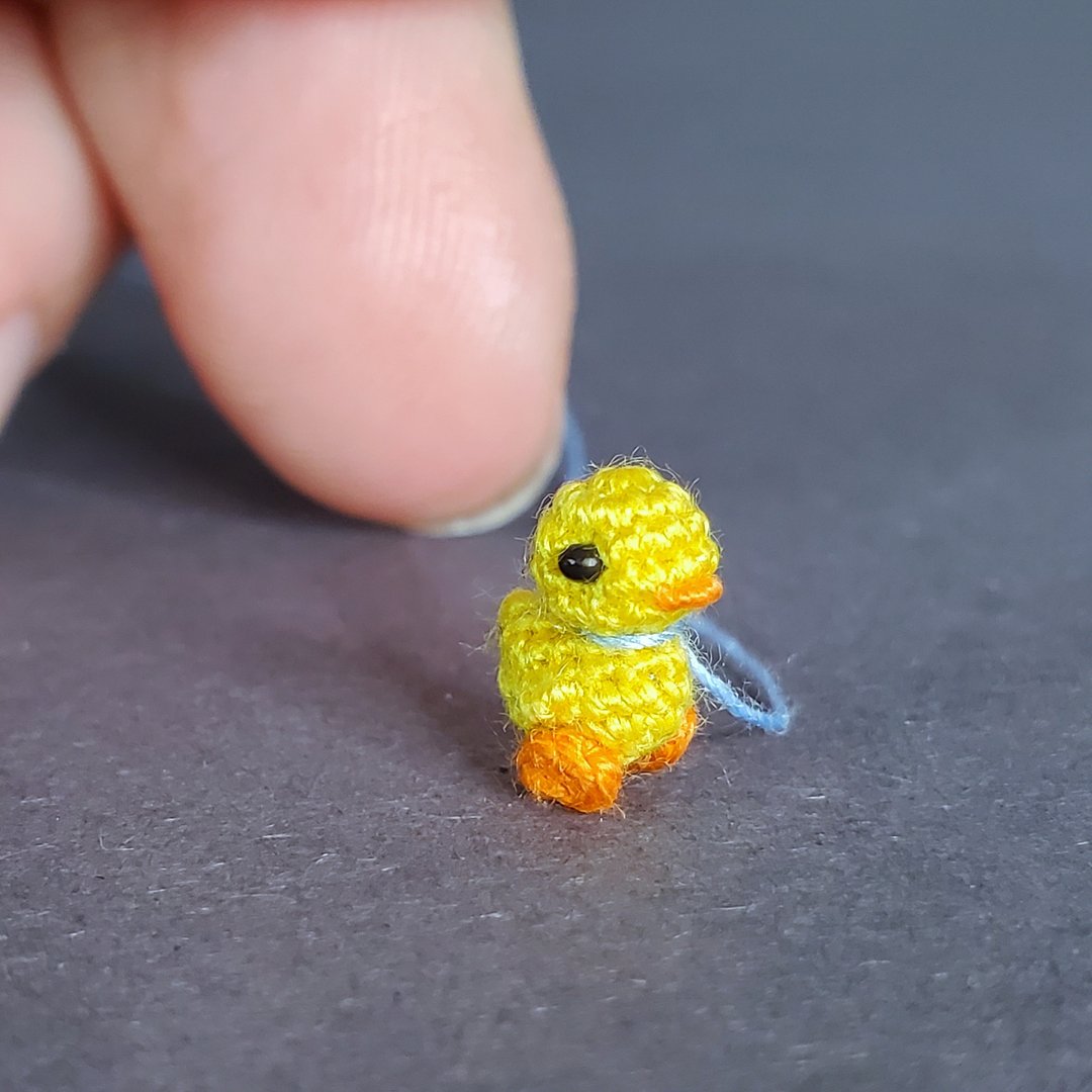 Extreme micro crocheted duck. Dollhouse miniature. Amigurumi stuffed toy for toy - 玩偶/公仔 - 棉 黄色
