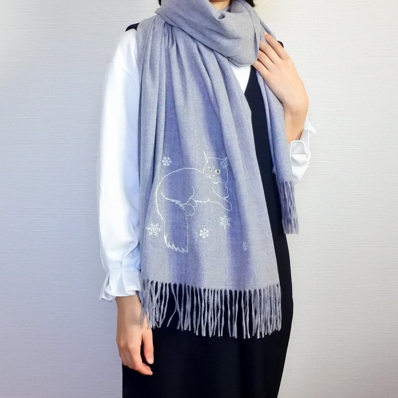 White Cat Stole Gray Embroidered/Muffler/Throw - 围巾/披肩 - 压克力 灰色