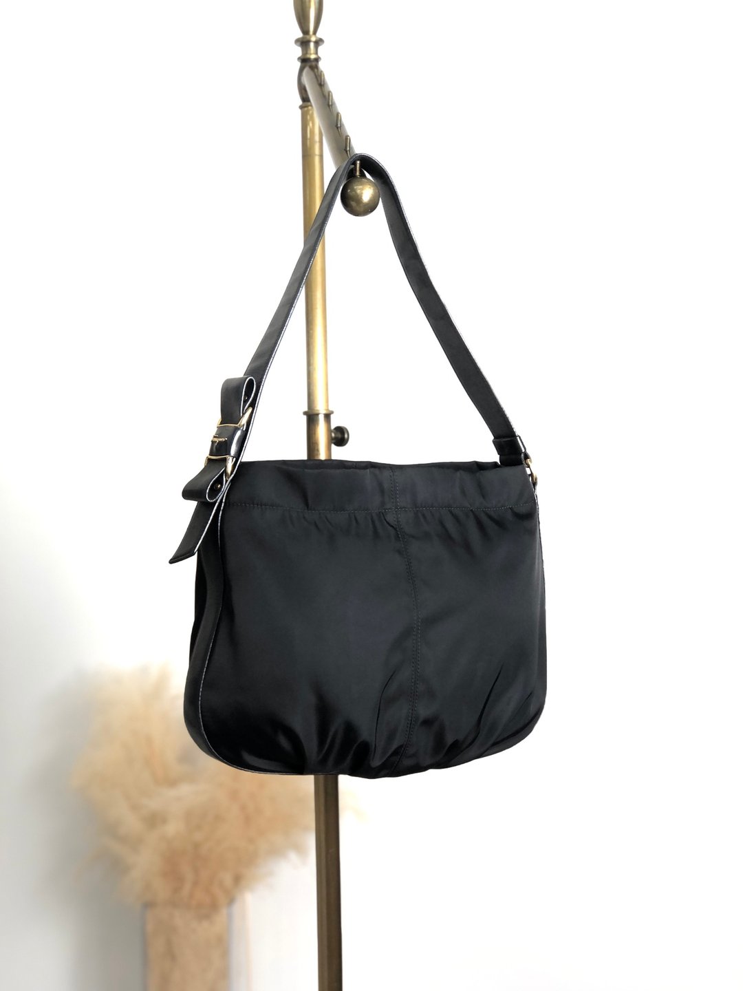 【VintageShop solo 日本直送中古包专卖店】Salvatore Ferragamo 经典 Vara 造型 尼龙 侧肩包 (黑) phtug7 - 侧背包/斜挎包 - 尼龙 黑色