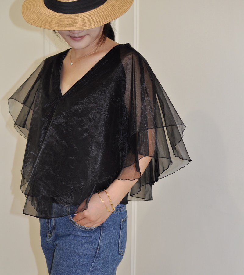 Flat 135 X 台湾设计师系列 光泽感挺布 两层乌干纱 短版上衣 - 女装短裤 - 聚酯纤维 黑色