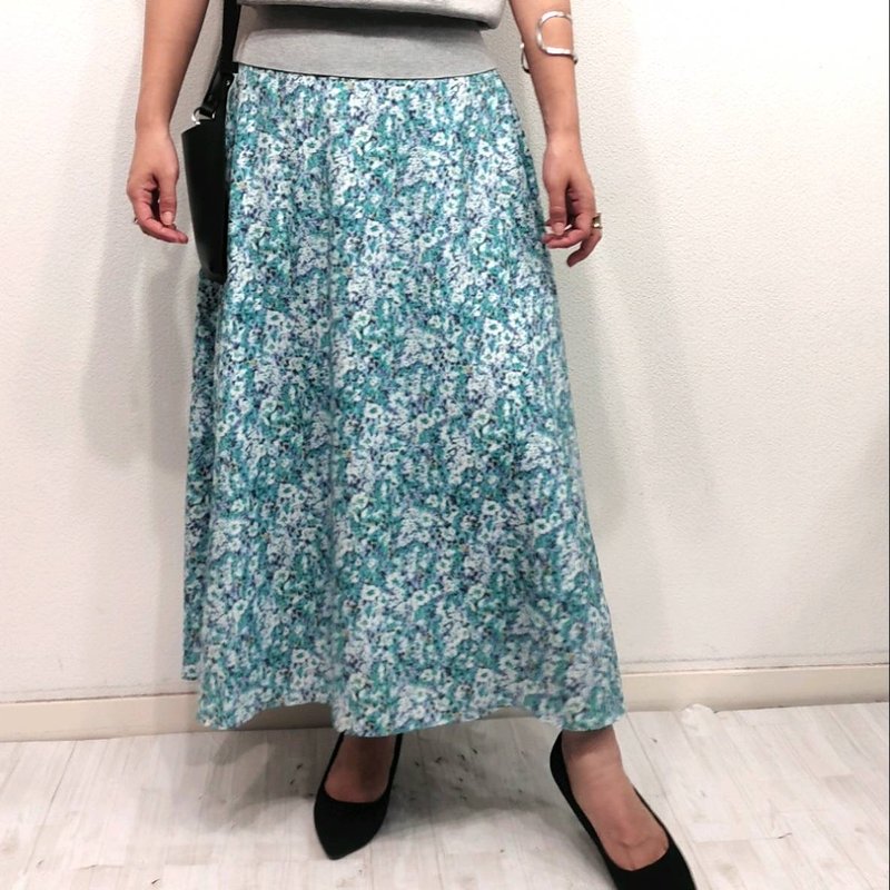 【轻盈飘逸的花卉印花裙】日本制 花卉印花 窄裙 可水洗 - 裙子 - 其他材质 蓝色