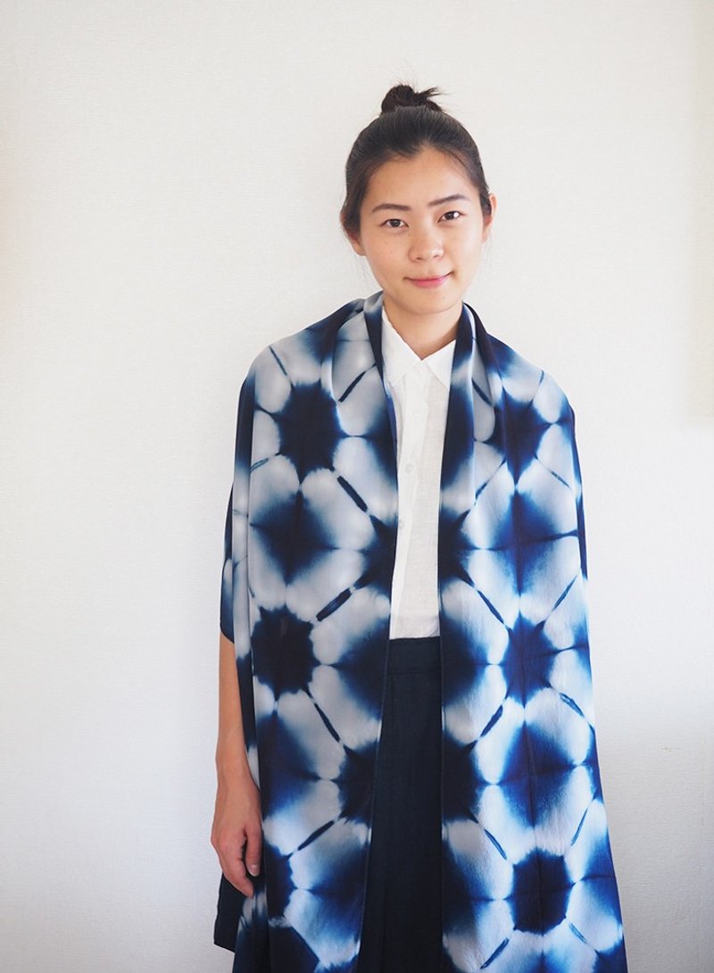 Indigo shibori silk scarf - 丝巾 - 丝．绢 蓝色