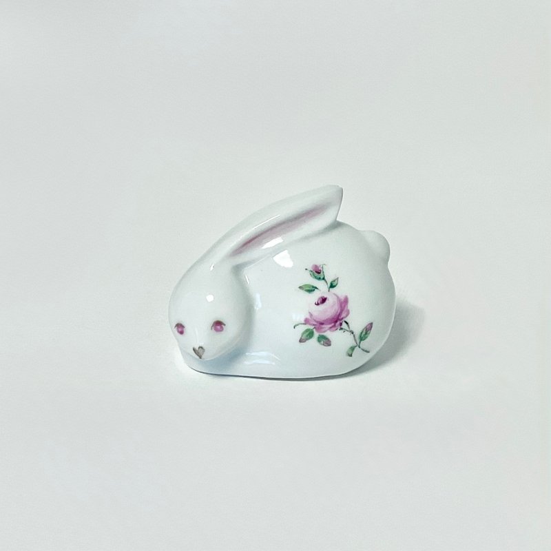 Snow rabbit with hannd-painted rose - 摆饰 - 瓷 