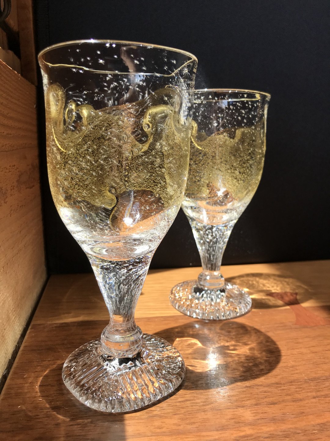 GoldenWave Goblet Wine Glass Hemp Charcoal Glass - 酒杯/酒器 - 玻璃 金色