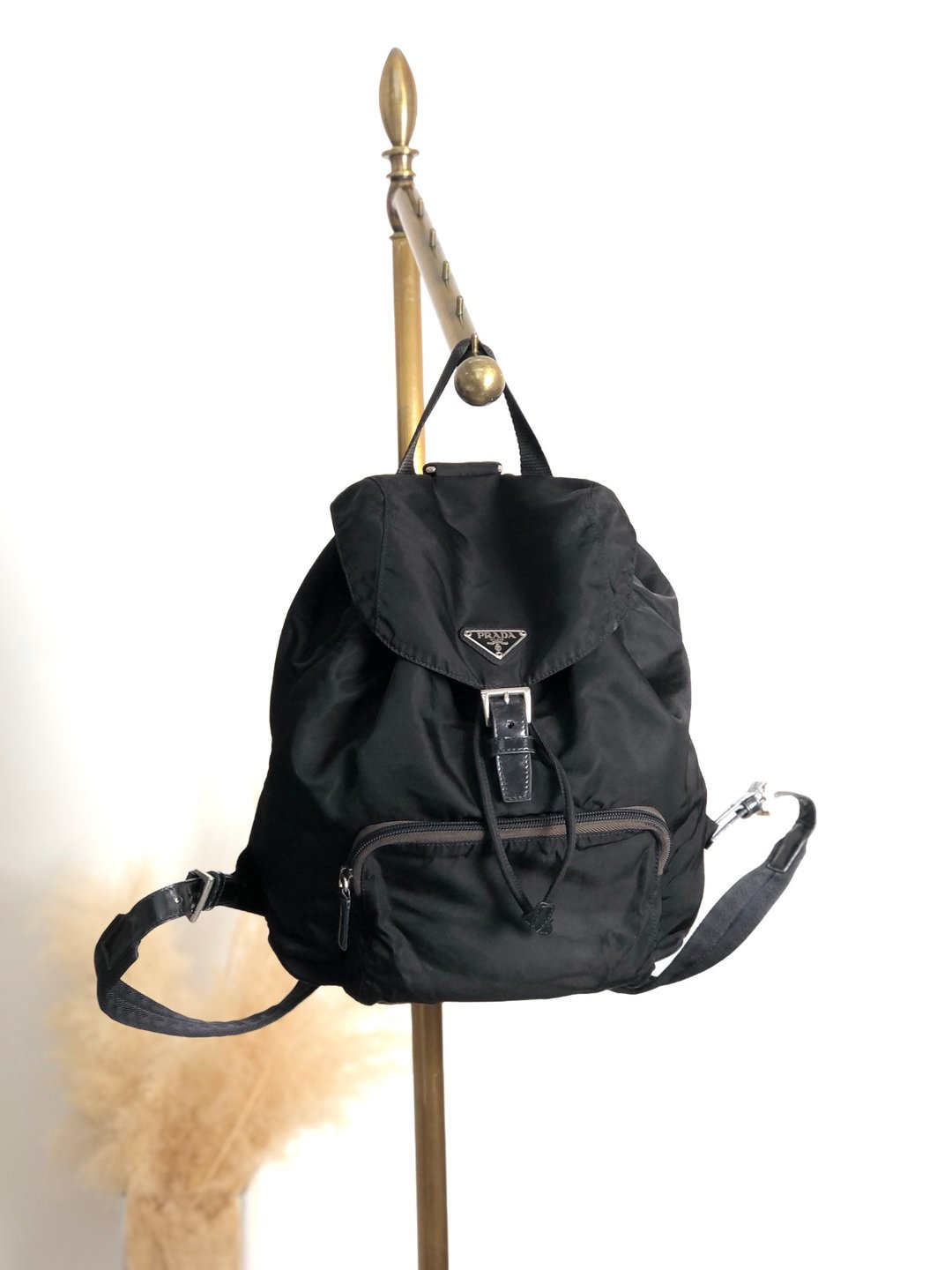 【VintageShop solo 日本直送中古包专卖店】PRADA 侧背包 黑色 三角标志 尼龙 前方扣饰 vintage 中古 f788mi - 后背包/双肩包 - 尼龙 黑色