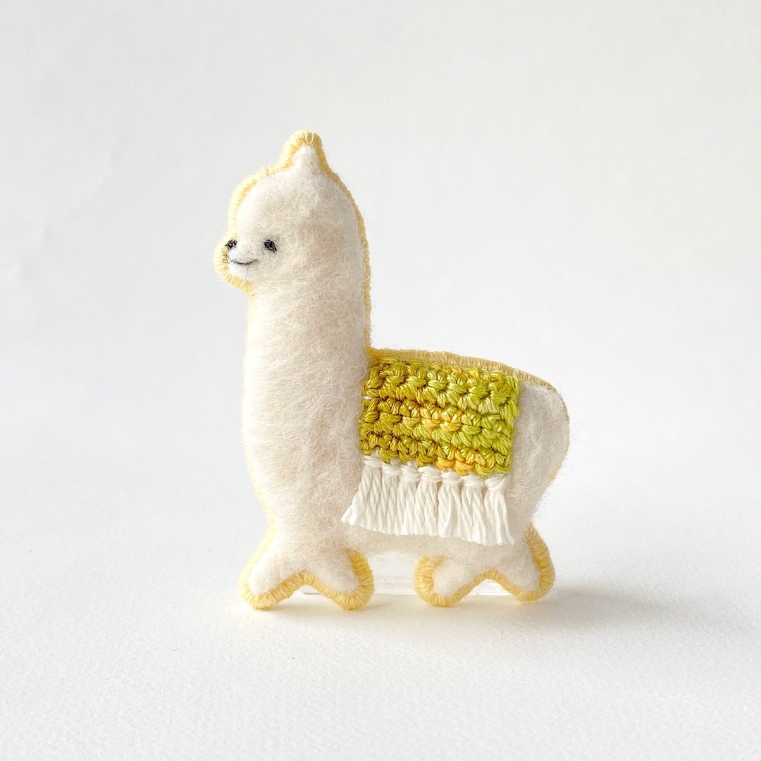 Run Run Alpaca Brooch white Ginkgo - 胸针 - 羊毛 白色
