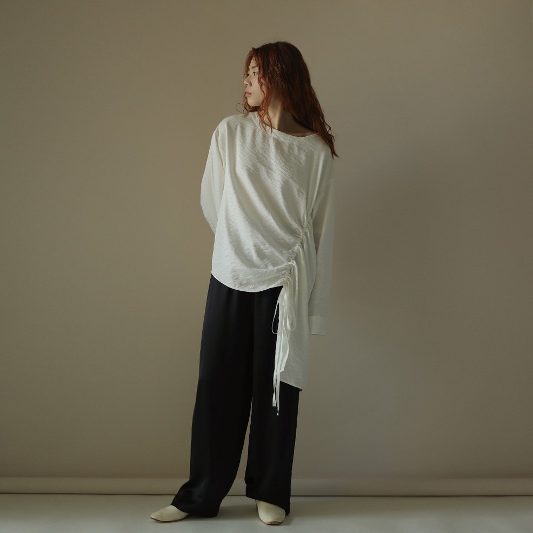 亮面抽绳设计感白衬衫 长袖宽松 一字领 微漏肩 - 女装衬衫 - 其他人造纤维 