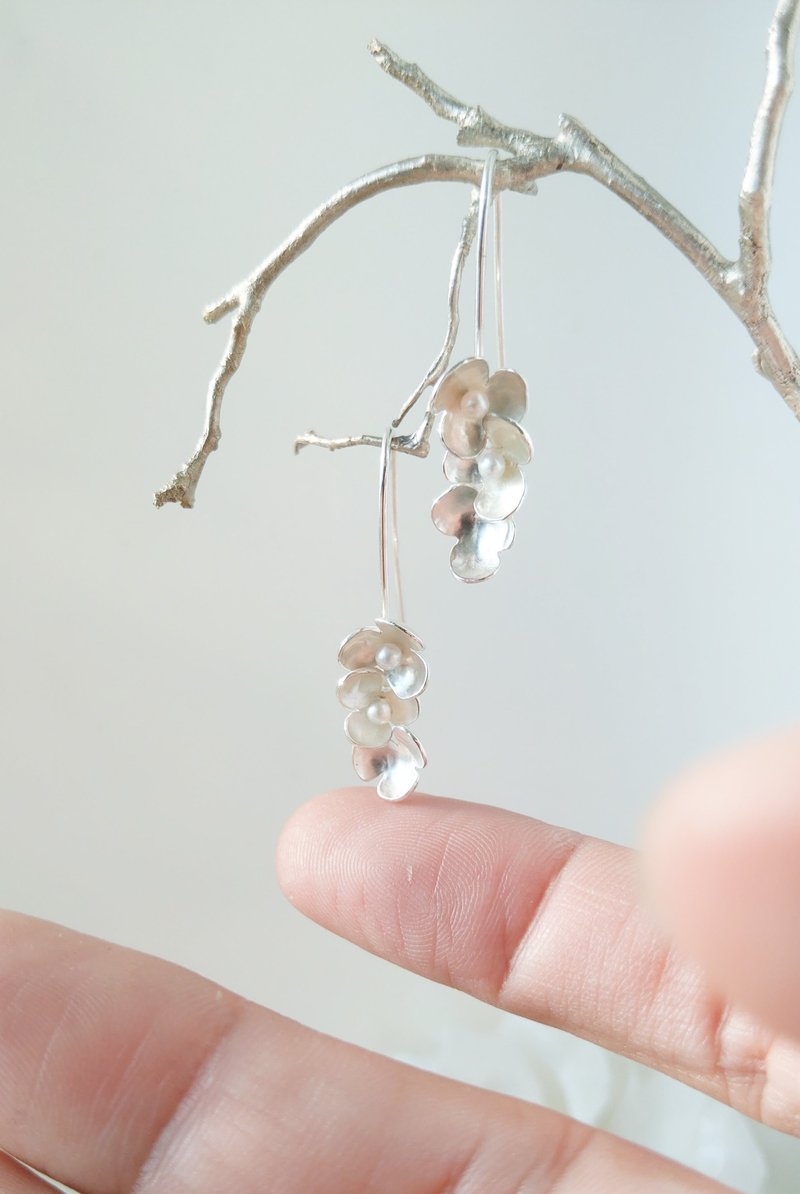 绣球小花瓣 纯银珍珠耳勾 - 耳环/耳夹 - 其他金属 银色