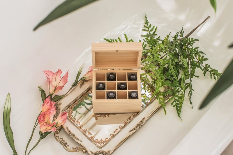 LÒVECHEN 精油原木收纳盒(12格) - 香薰/精油/线香 - 木头 