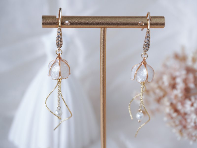 【透明碎闪六瓣铃兰耳饰 】手工原创铜线树脂 新娘优雅 礼物 - 耳环/耳夹 - 树脂 白色