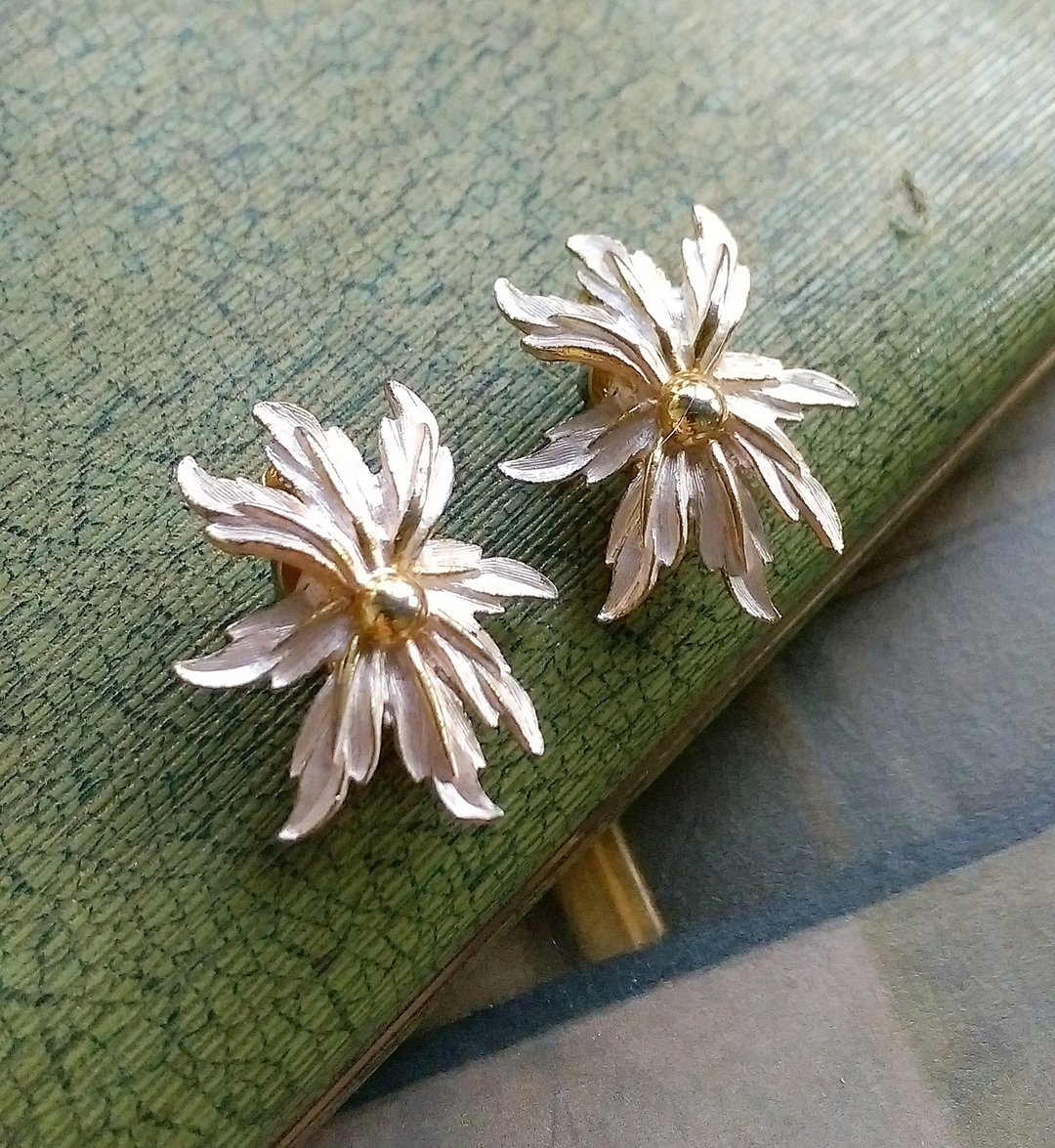 【西洋古董饰品 】白珐琅 花卉 立体知性 夹式耳环 - 耳环/耳夹 - 其他材质 金色