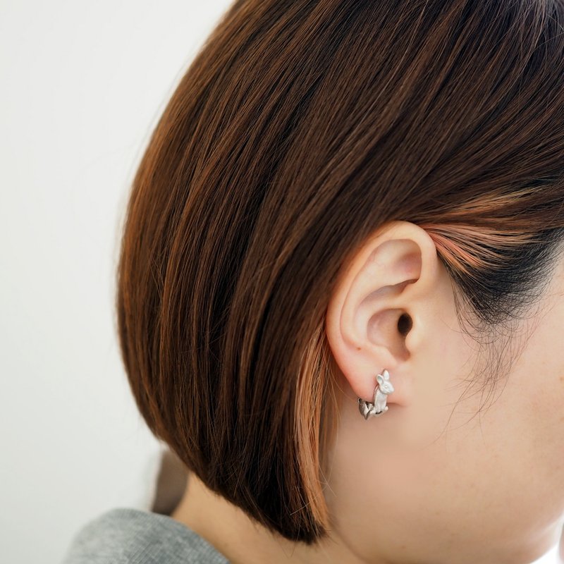 Rabbit Clip-On One Ear Netherland Dwarf Matte Silver - 耳环/耳夹 - 铜/黄铜 银色