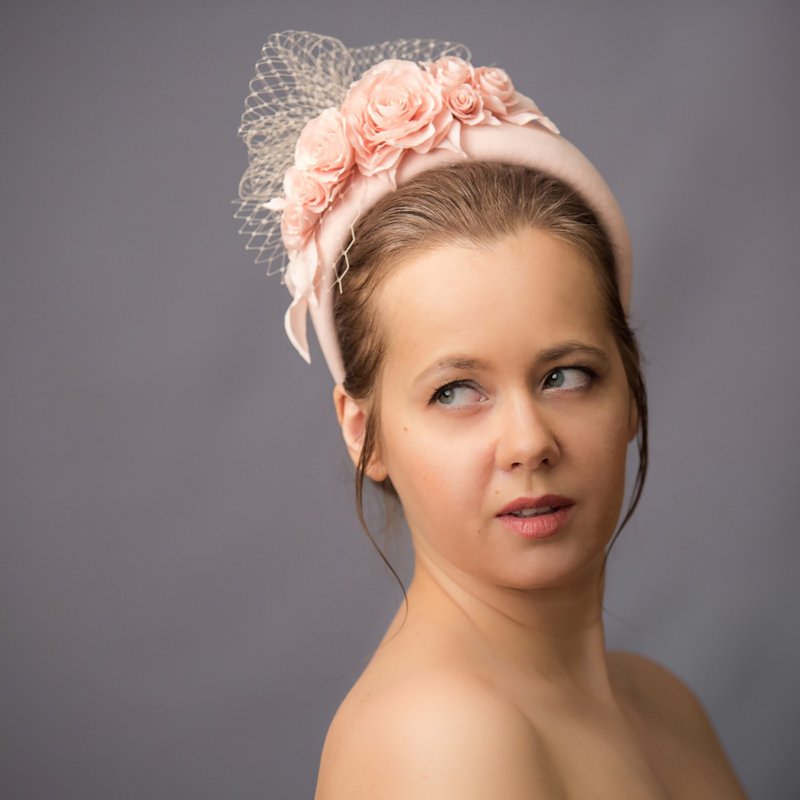 Blush pink fascinator. Wedding guest hairband Nude statement fascinator headband - 发带/发箍 - 其他材质 粉红色