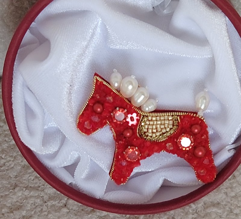 红色骏马串珠胸针，红色马匹胸针，礼品构想，马形坠饰 - 胸针 - 其他材质 红色