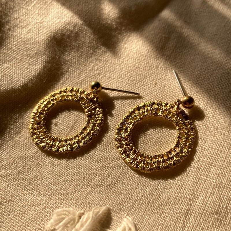 老林杂货 | 蕾丝花圈黄铜耳环 (针式 / 夹式) - 耳环/耳夹 - 铜/黄铜 金色