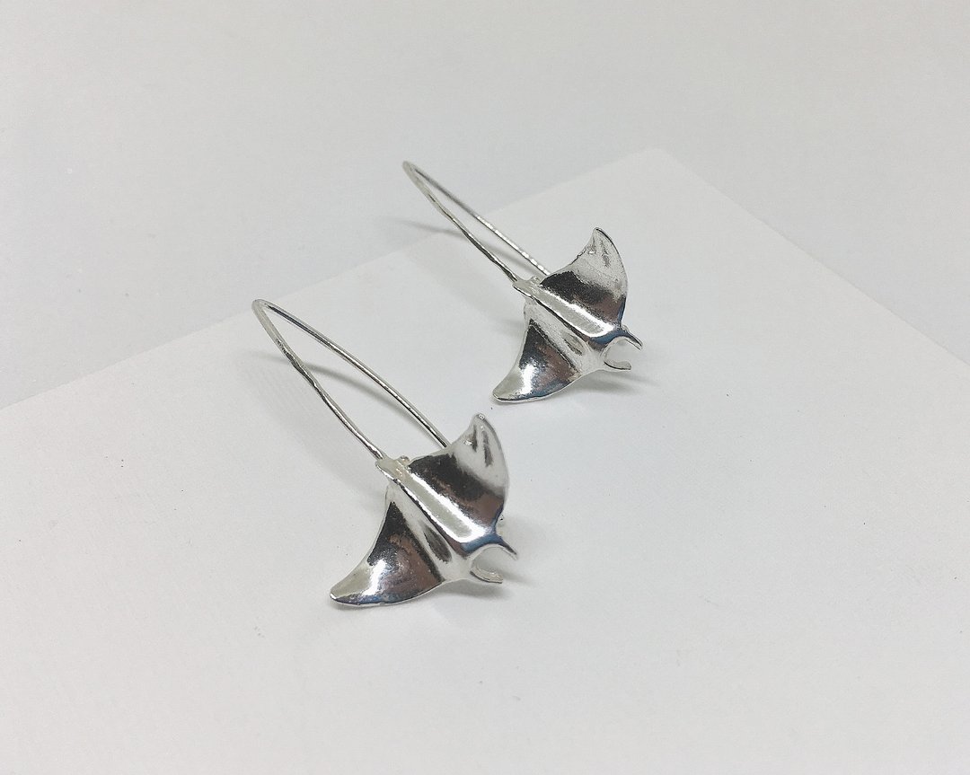 大海小世界。鬼蝠魟垂挂耳环。Manta。925纯银。sterling silver - 耳环/耳夹 - 纯银 银色