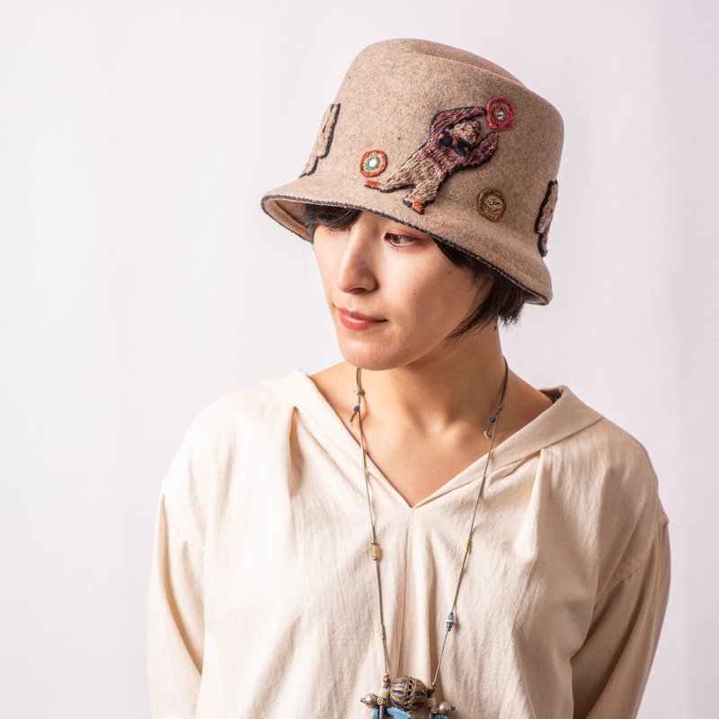 羊毛吊鐘型帽裝飾以來自緬甸的Chin族刺繡和傳統印度刺繡鏡面工作 - 帽子 - 羊毛 卡其色