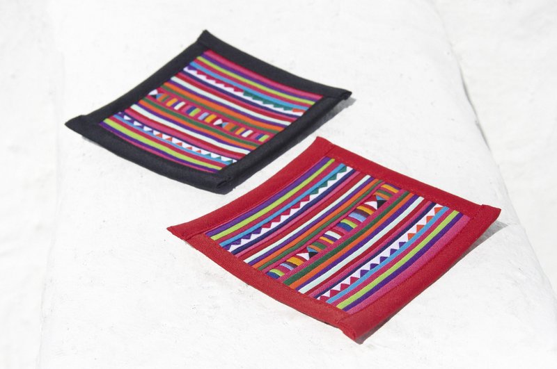 圣诞礼物 创意礼物 交换礼物 限量手工 设计感手工棉布杯垫 / 拼布杯垫 / 设计杯垫 / 彩虹吸水杯垫 / 色块杯垫 - 彩虹色拼布 - 杯垫 - 棉．麻 多色