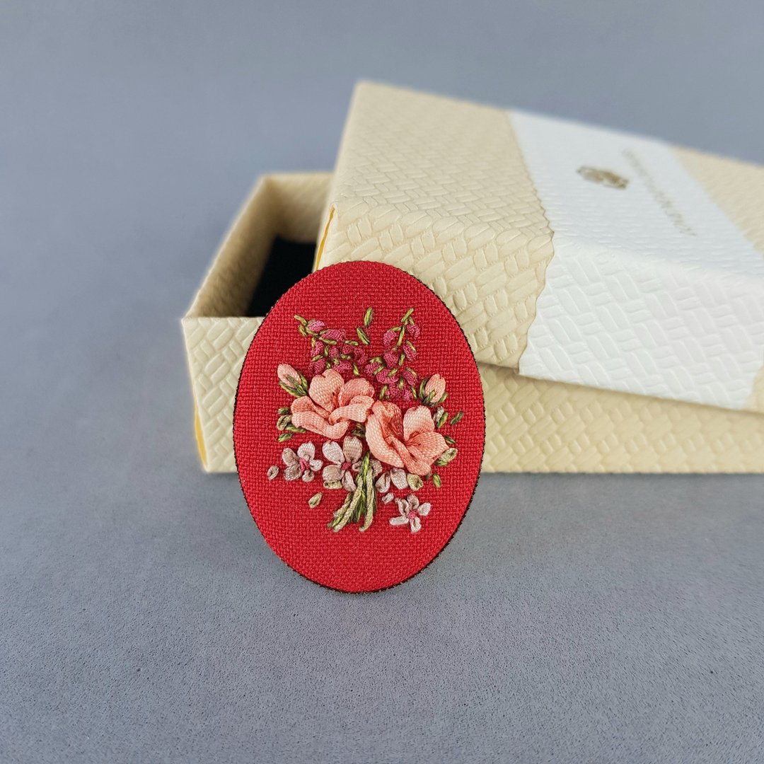 丝带刺绣红色胸针，献给她 - 胸针 - 丝．绢 红色