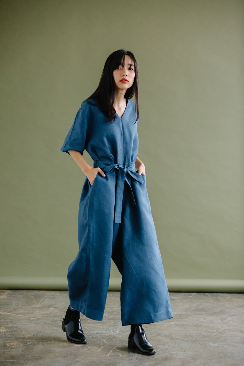 WIDE-LEG JUMPSUIT WITH V-NECK IN STEEL BLUE - 背带裤/连体裤 - 棉．麻 蓝色