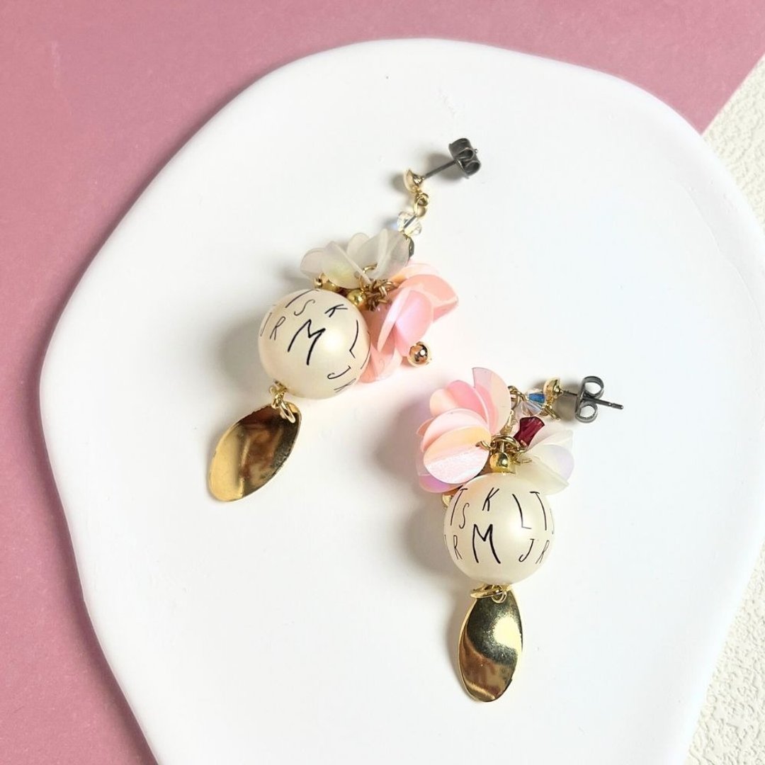 新品 粉红花瓣亮片仿珍珠耳环 小花垂吊设计 - 耳环/耳夹 - 其他材质 粉红色