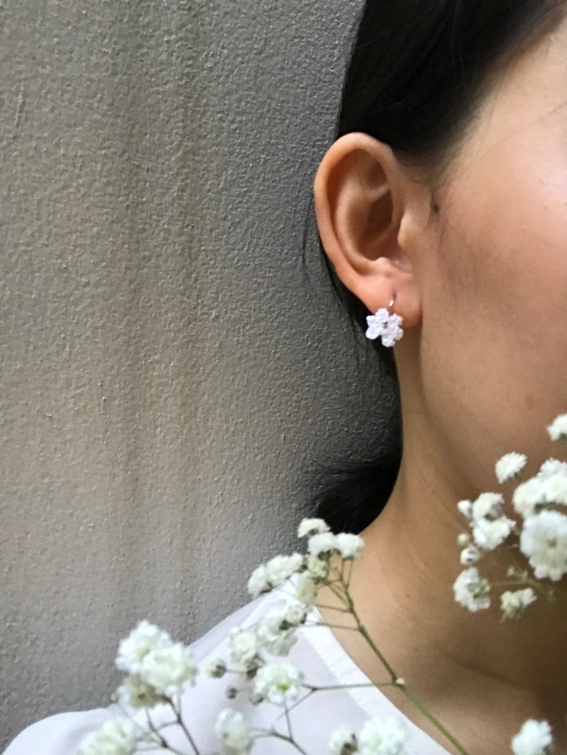 Main Minimal Gypsophila crochet flower Earring - 耳环/耳夹 - 贵金属 白色