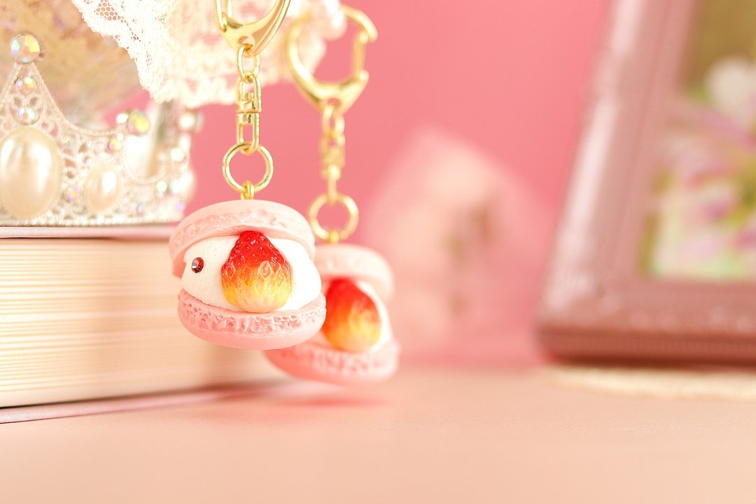 Macaron Keychain (Strawberry) Pink Macaron Keychain Fake Sweets Resin Clay - 钥匙链/钥匙包 - 粘土 粉红色